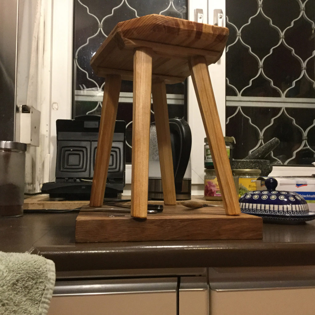 Staked Furniture kleiner Hocker DICTUM Handwerksgalerie