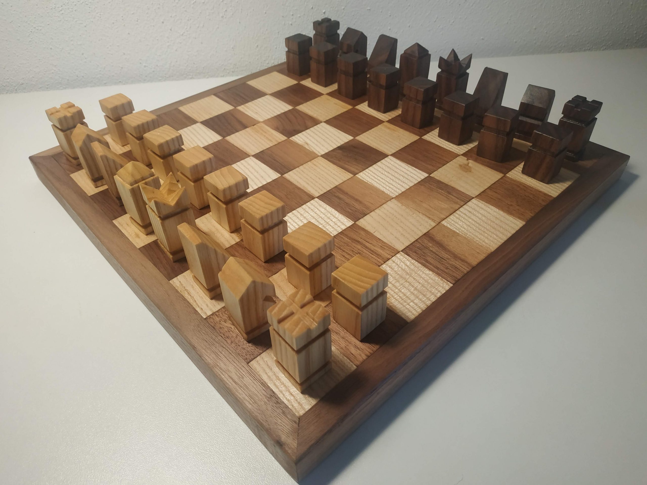 Schachbrett mit kubischen Figuren DICTUM Handwerksgalerie Schachbrett mit kubischen Figuren DICTUM Handwerksgalerie