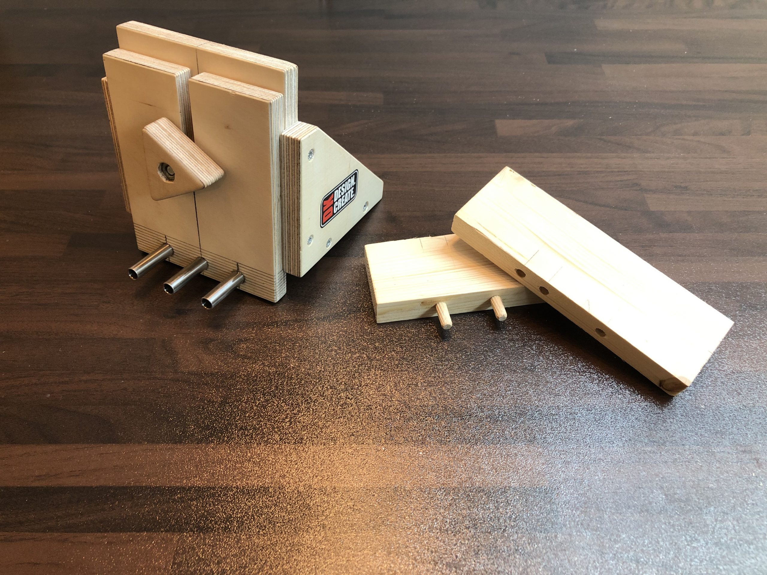 Dübelhilfe aus Birke Multiplex | DICTUM Handwerksgalerie